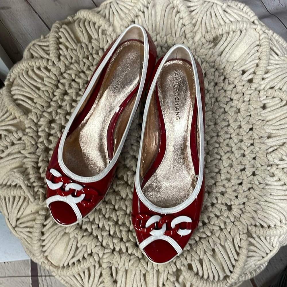 Arturo Chiang patent leather chain detail size 8M open toe shoes